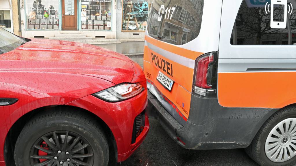 Der Lenker des roten Wagens ist seinen Führerschein einstweilen los.