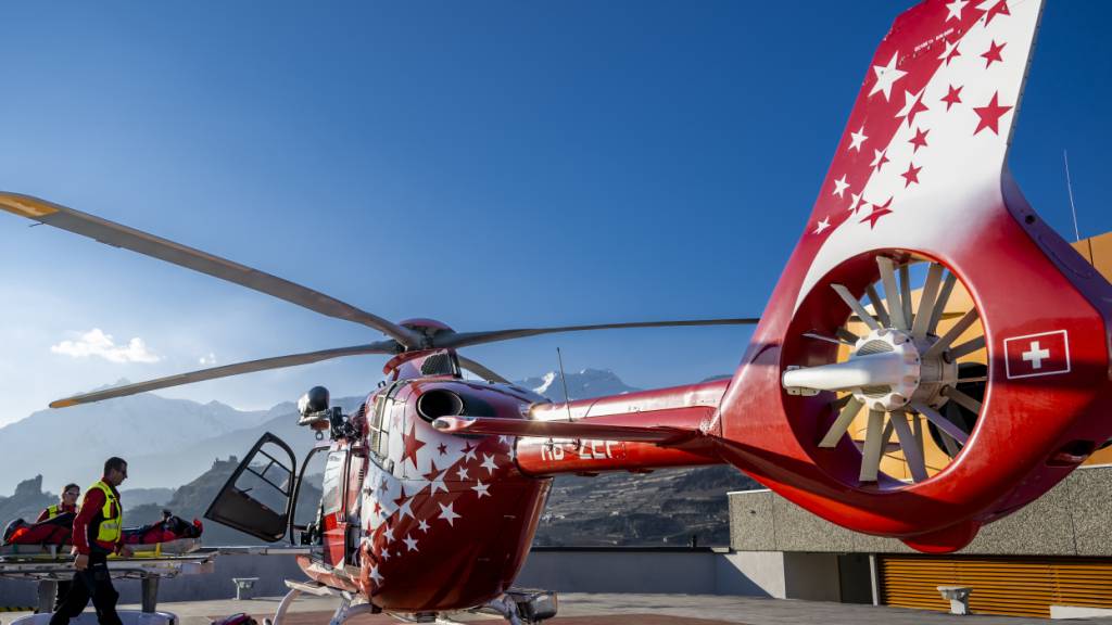 Tödlicher Gleitschirmunfall im Wallis: Augenzeugen alarmierten die Rettungskräfte. Diese begaben sich mit einem Helikopter der Air-Glaciers an den Unfallort. (Archivbild)