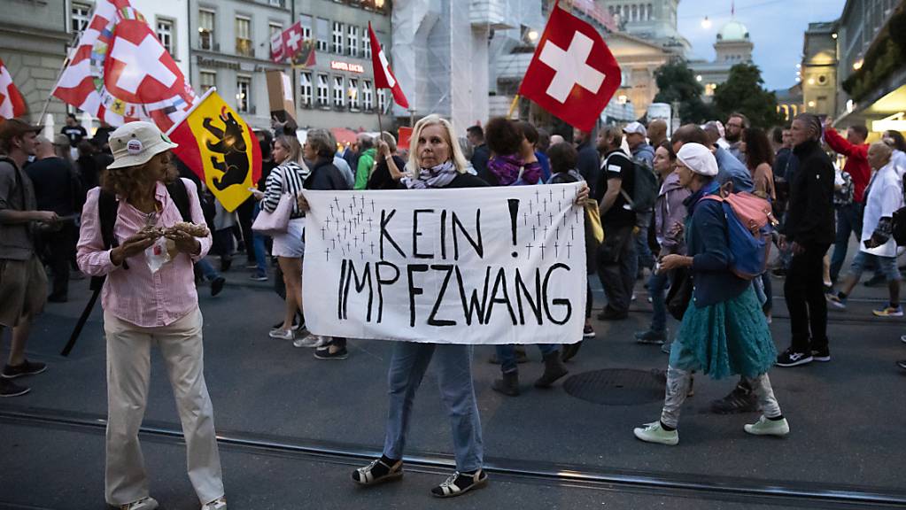 Demonstranten protestieren am Donnerstagabend in Bern gegen die behördlichen Anti-Corona-Massnahmen.