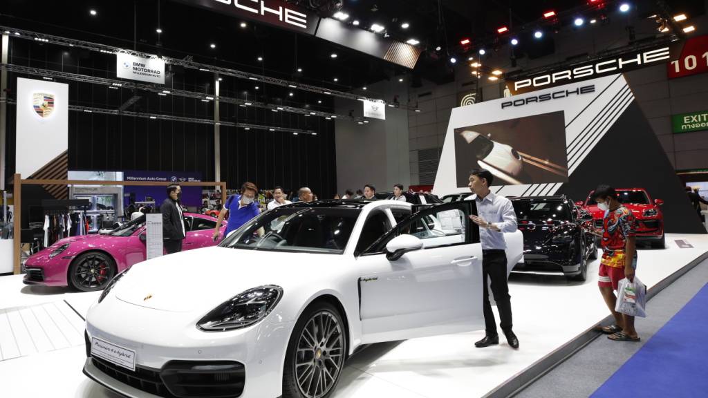 Nach heftigen Gewinneinbrüchen will Porsche zurück in die Erfolgsspur. Der Sportwagenbauer will in den nächsten Jahren kräftig Kosten sparen und sich stärker auf Fahrzeuge mit besonders hoher Rendite fokussieren. (Archivbild)