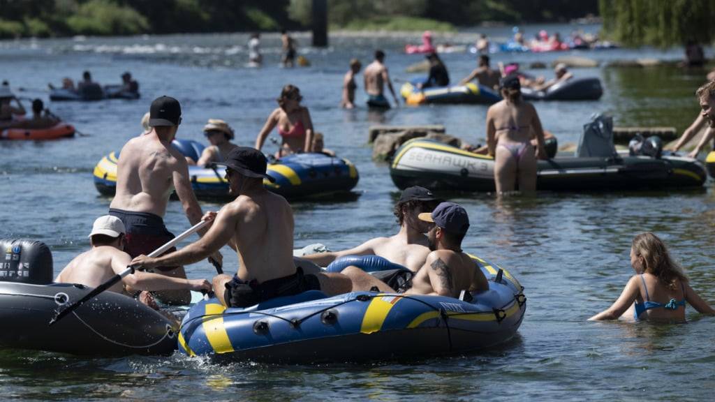 Das «Limmatböötlen» wird in Zürich immer beliebter. Der Stadtrat will nun für mehr Sicherheit beim Hönggerwehr sorgen  (Archivbild)