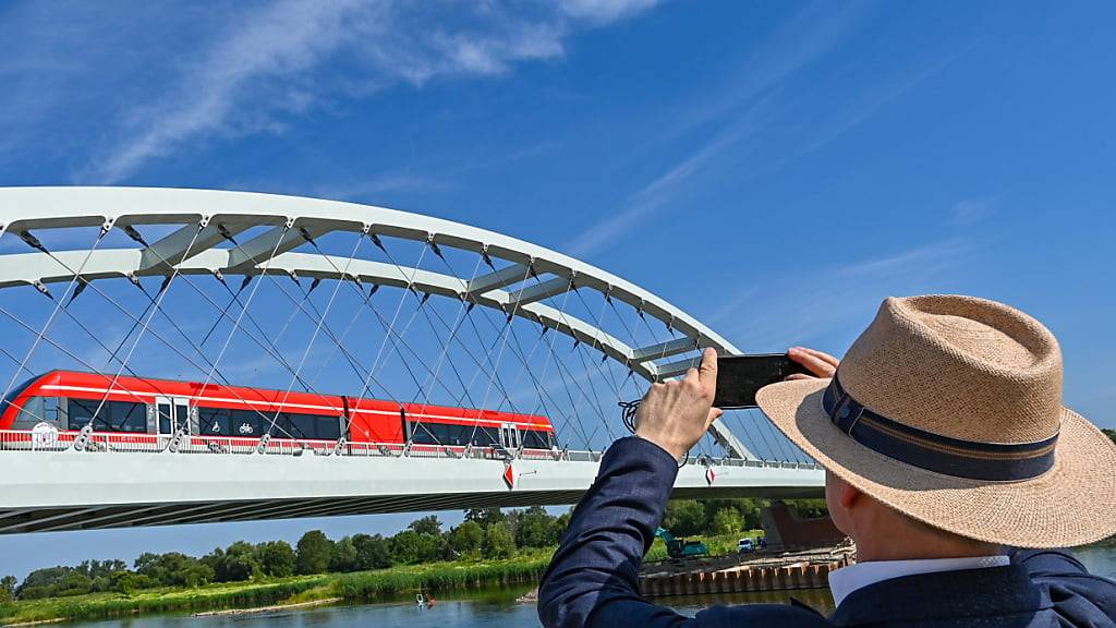 ARCHIV - Ein Mann fotografiert eine Brücke. Foto: Patrick Pleul/dpa