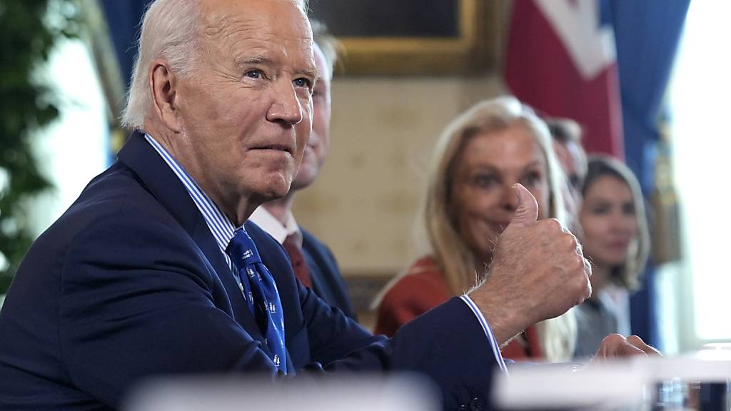 Präsident Joe Biden zeigt den Daumen nach oben, während er ein bilaterales Treffen mit dem britischen Premierminister Starmer (nicht im Bild) im Blue Room des Weißen Hauses am abhält. Foto: Manuel Balce Ceneta/AP/dpa