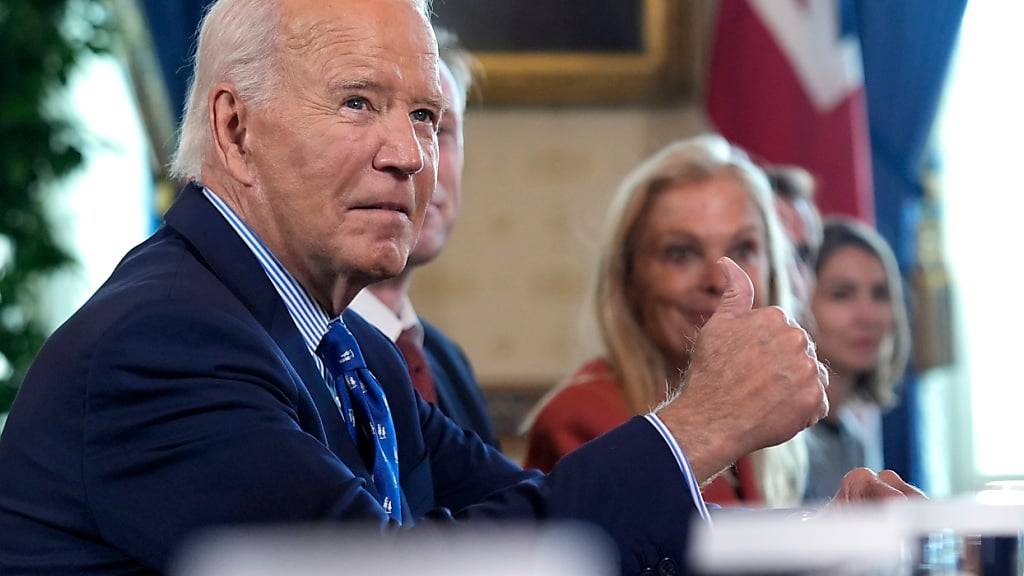 Präsident Joe Biden zeigt den Daumen nach oben, während er ein bilaterales Treffen mit dem britischen Premierminister Starmer (nicht im Bild) im Blue Room des Weißen Hauses am abhält. Foto: Manuel Balce Ceneta/AP/dpa