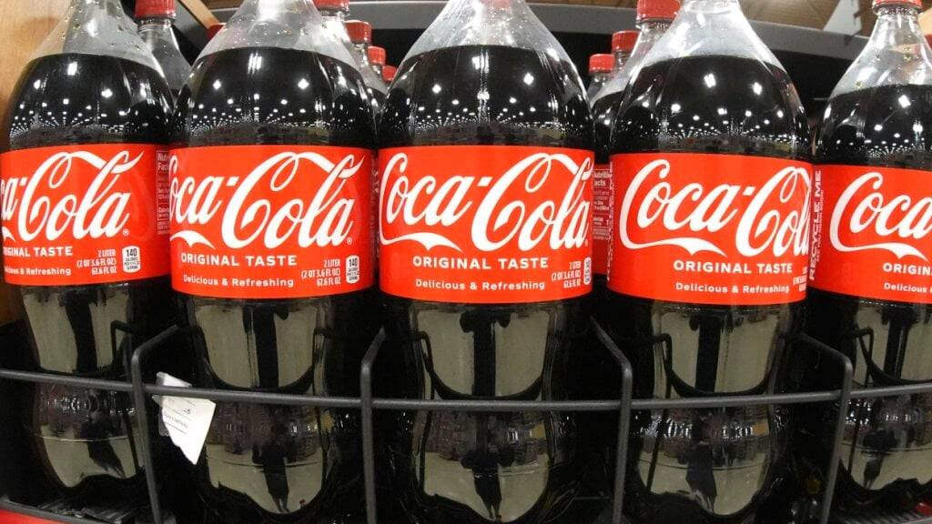 Nachdem US-Präsident Donald Trump gross ankündigte, dass Coca-Cola in den USA Rohrzucker einsetzen werde, stellt der Konzern nun klar: Es ist nur ein Zusatzangebot. (Archivbild)