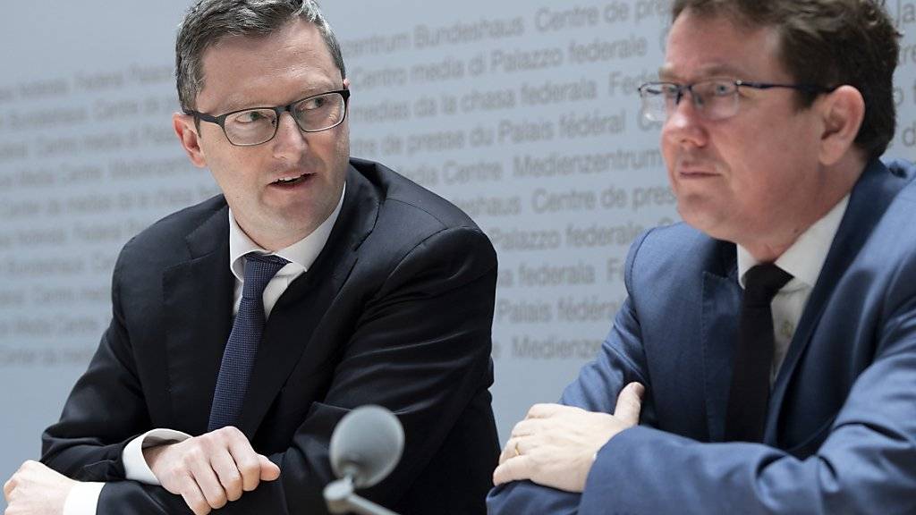 SVP-Präsident Albert Rösti (rechts) und SVP-Nationalrat Peter Keller (NW) präsentieren das neue Parteiprogramm.