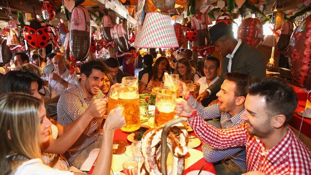 Alle trinken gerne einen auf der Wiesn, so auch die Spieler des FC Bayern München. (Alexander Hassenstein/pool via AP/KEYSTONE)