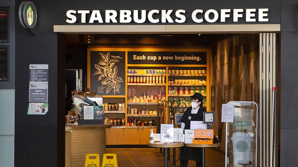 Der Kaffeeriese Starbucks schreibt im zweiten Quartal wegen Corona wohl rote Zahlen. Auch in China brachen die Verkäufe ein.(Archivbild)