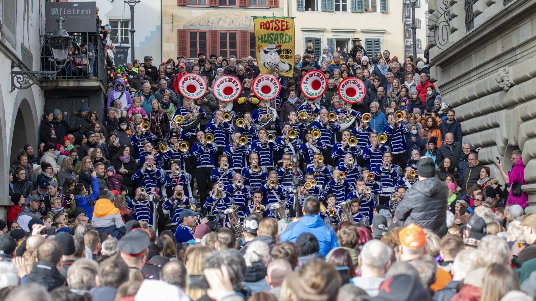 Eine Luzerner Guggenmusik bei einem Auftritt auf der Rathaustreppe waehrend des traditionellen LFK-Fasnachstsmaeaert des Luzerner Fasnachtskomitees unter der Egg in Luzern