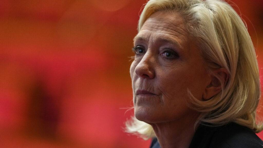ARCHIV - Marine Le Pen, Fraktionsvorsitzende des Rassemblement National (RN) verfolgt Debatten in der Nationalversammlung. Sieben Monate vor der Präsidentschaftswahl in Frankreich hat das rechtsnationale Rassemblement National (RN) von Marine Le Pen bei der Teilwahl des Senats erstmals Fraktionsstärke erlangt. Foto: Thibault Camus/AP/dpa (Archivbild)