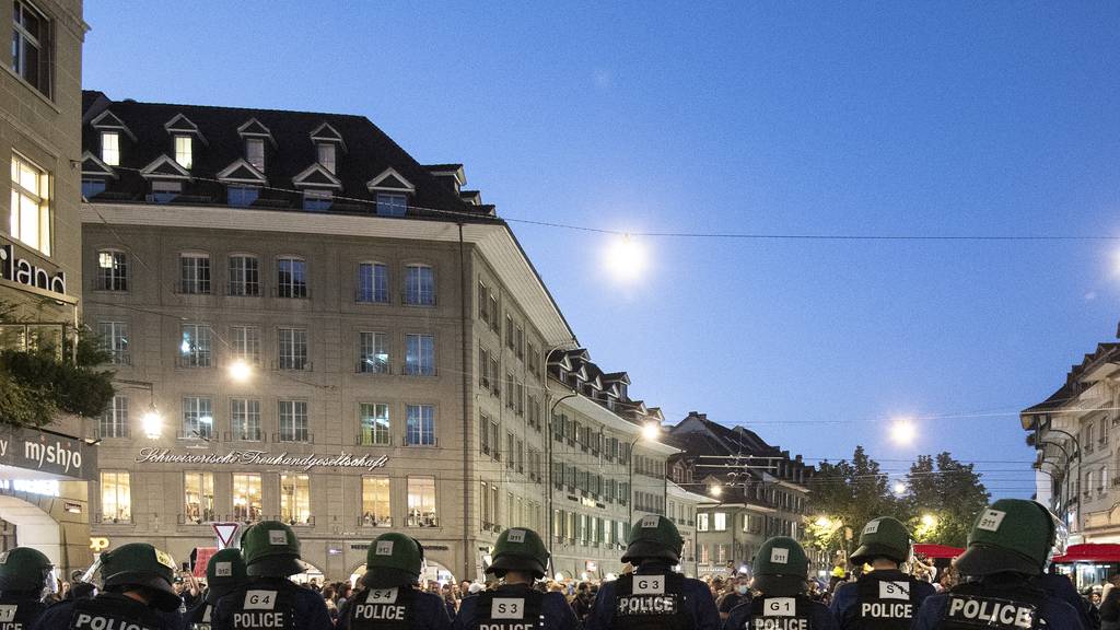 Polizisten sichern den Bärenplatz, am Mittwoch, 23. September 2021, in Bern. Die Kantonspolizei Bern wappnet sich gegen eine unbewilligte Kundgebung von Coronamassnahmen Gegner und will diese unterbinden.