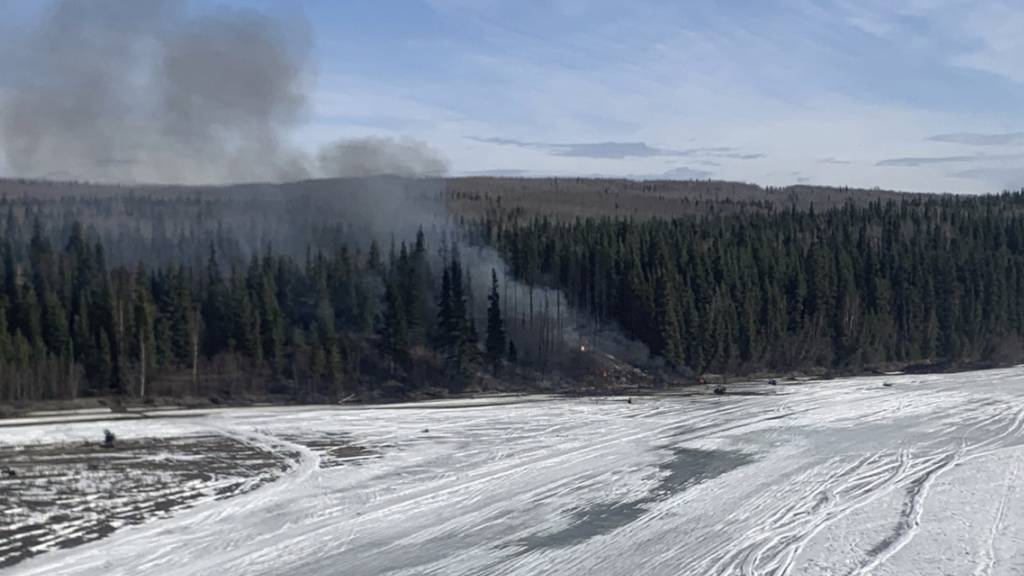 Das Frachtflugzeug stürzte nach Angaben der Nachrichtenagentur AP ausserhalb der Stadt Fairbanks in Alaska ab.