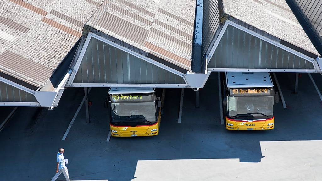 Das Rufbus-Angebot soll unter anderem bestehende Postautolinien ergänzen. Im Bild zu sehen sind abfahrbereite Postautos beim Hauptbahnhof in Bern. (Archivbild)