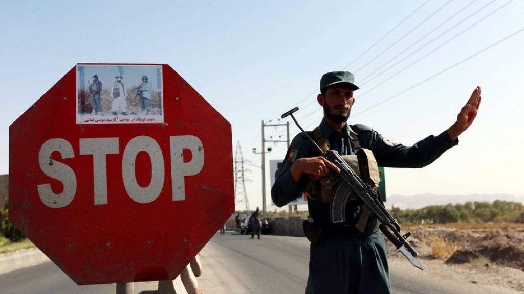Ein afghanischer Polizist bei einer Kontrolle auf einer Überlandstrasse in der Provinz Herat.