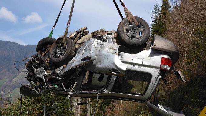 Tödlicher Unfall: 18-jähriger Autofahrer prallt in Betonelemente und stürzt ab