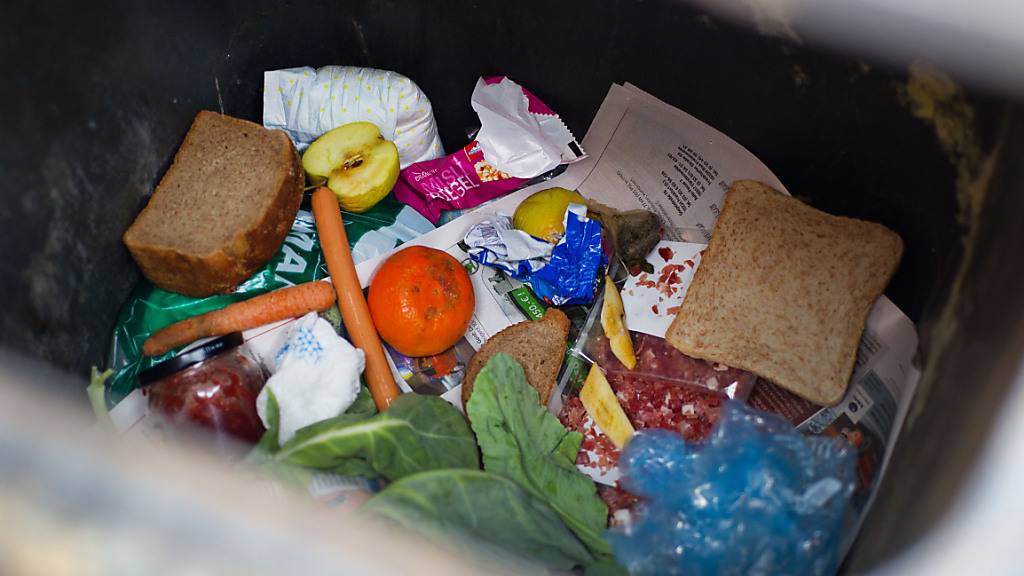 Blick in die Tonne: Menschen werfen zuhause pro Jahr 631 Millionen Tonnen an Lebensmitteln weg. (Archivbild)