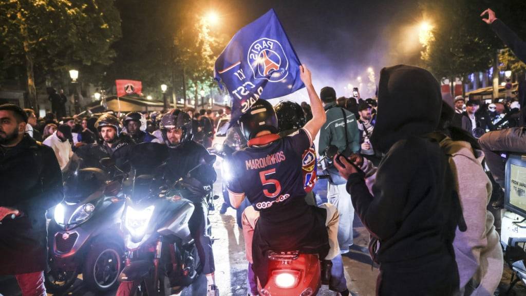 Grosser Rummel nach dem Finaleinzug von PSG auf der Champs-Elysées