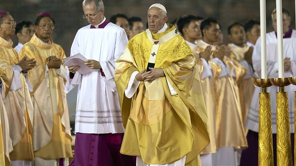 Bei einer Messe in Bangkok sprach der Papst von «Knaben, Mädchen und Frauen, die der Prostitution und dem Menschenhandel ausgesetzt sind und in ihrer ureigentlichen Würde gedemütigt werden».
