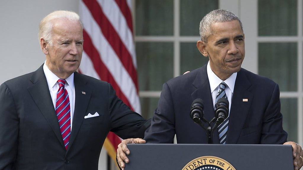 Die Twitter-Accounts des ehemaligen US-Präsidenten Barack Obama (rechts) und des demokratischen Präsidentschaftskandidaten Joe Biden sind gehackt worden. (Archivbild)