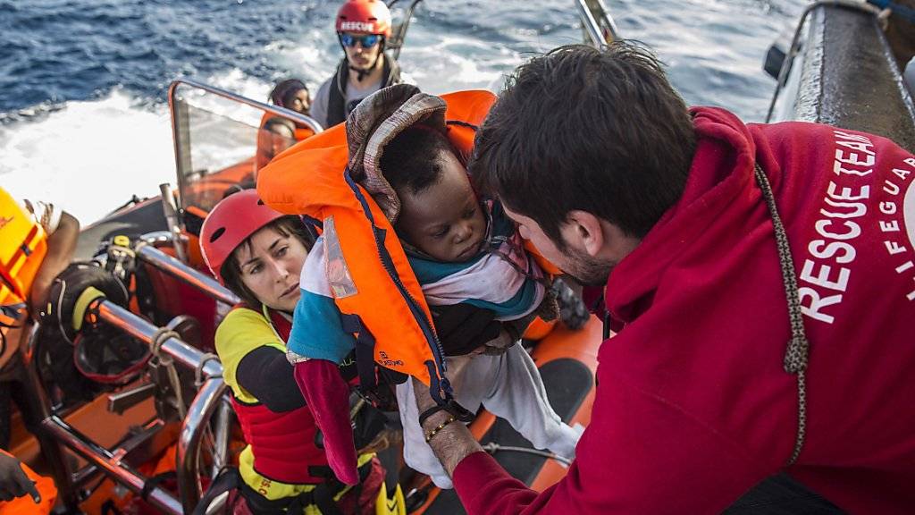 Ein gerettetes Baby wird auf das Schiff der spanischen Hilfsorganisation Proactiva Open Arms gebracht.