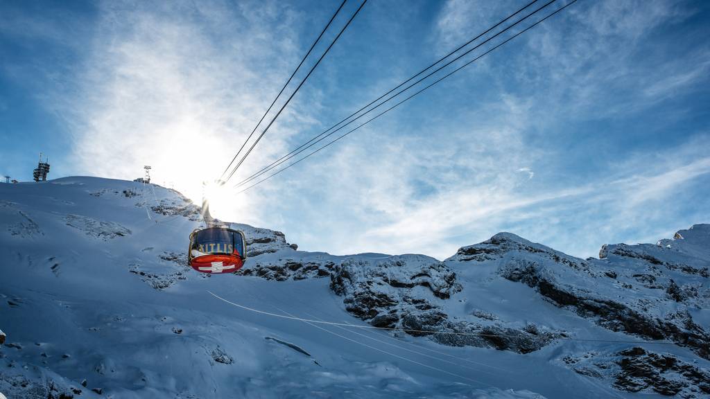 Die drehbare Luftseilbahn Rotair fährt auf den Titlis-Gletscher.