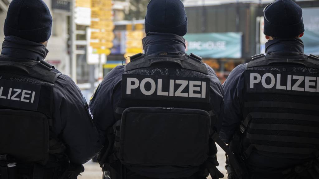 Beim World Economic Forum (WEF) in Davos sind auch Polizistinnen und Polizisten aus dem Kanton St. Gallen im Einsatz. (Archivbild)