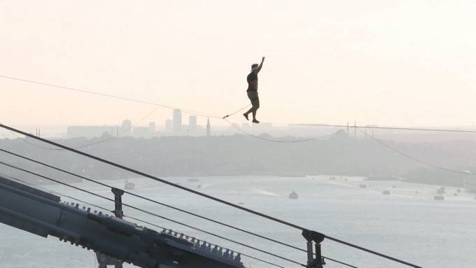 Mann aus Estland überquert den Bosporus auf einer Slackline