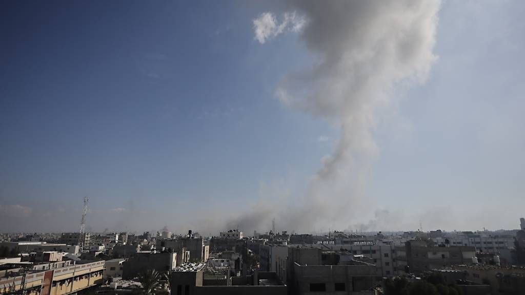 Rauch steigt nach einem israelischen Luftangriff über Gebäuden auf. Foto: Mohammed Dahman/AP/dpa