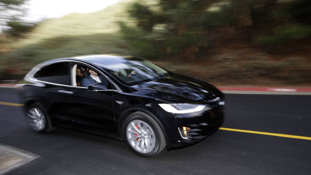 Der Tesla-Fahrer war ausserorts mit 154 km/h unterwegs. (Symbolbild)