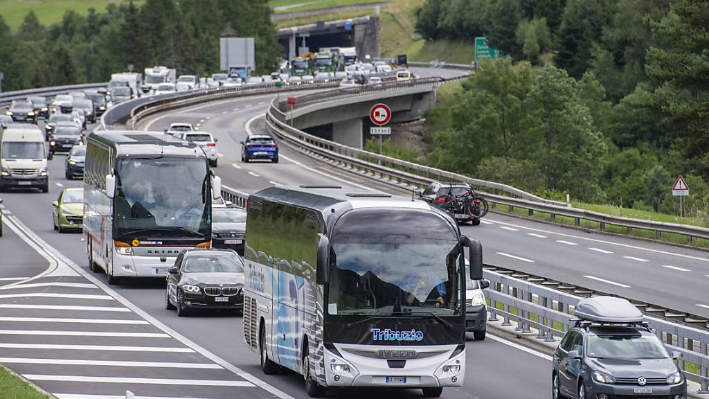 Staus am Gotthard in beide Richtungen