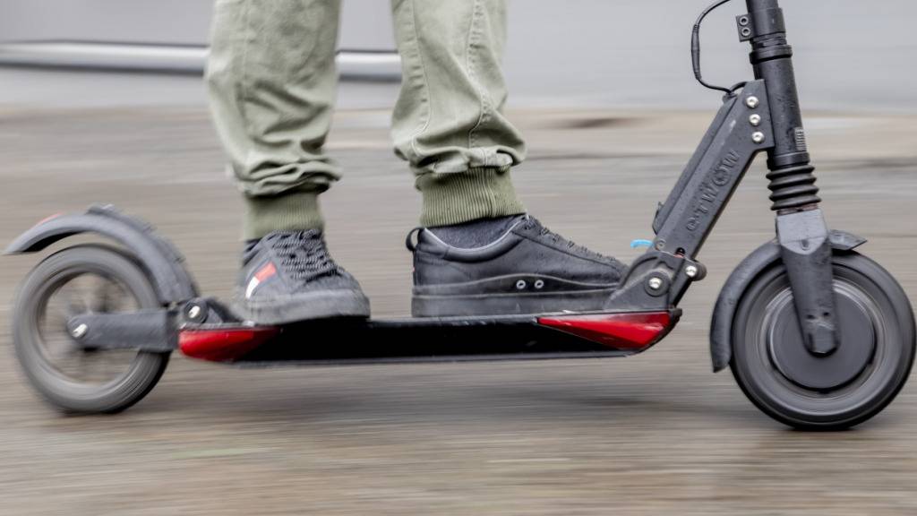 Ein 13-Jähriger hat sich am Freitag bei einem Sturz mit einem E-Scooter schwer verletzt. (Symbolbild)