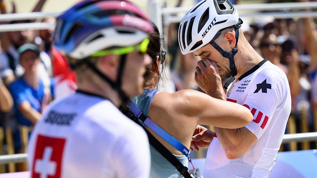 Nino Schurter (rechts) wird im Ziel von den Emotionen übermannt, Mathias Flückiger ist mit seiner Leistung zufrieden