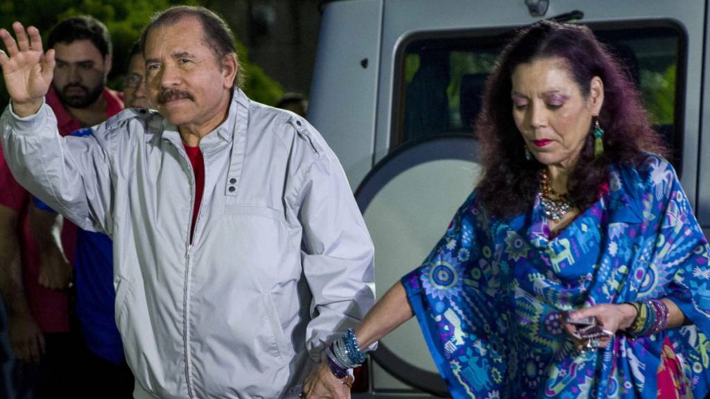 ARCHIV - Daniel Ortega, Präsident von Nicaragua, und seine Frau Rosario Murillo kommen zu einer Pressekonferenz. (Archivbild) Foto: Jorge Torres/EFE/dpa