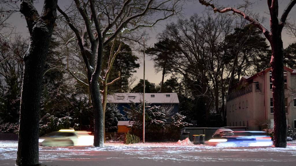 Allein die Scheinwerfer der Fahrzeuge scheinen in der Potsdamer Chaussee, die wegen des Stromausfalls im Südwesten Berlins ohne Straßenbeleuchtung und Strom in den Häusern völlig unbeleuchtet ist. Foto: Michael Ukas/dpa