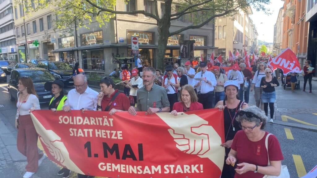 Rund 650 Personen demonstrierten am Donnerstagabend zum Tag der Arbeit in St. Gallen.