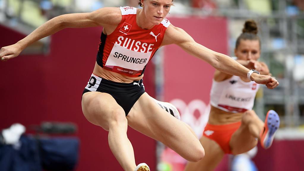 Die Gegnerinnen im Rücken: Lea Sprunger zeigt sich bei ihrem Auftakt in die - für sie - letzten Olympischen Spiele in guter Form