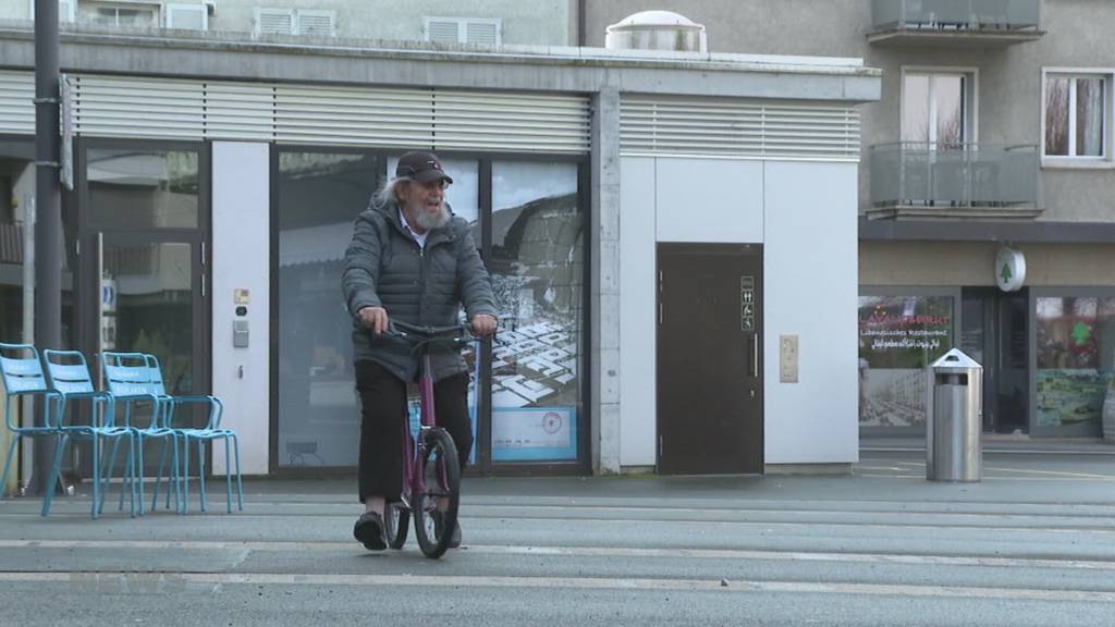 Ein Berner verkauft Laufräder für Erwachsene