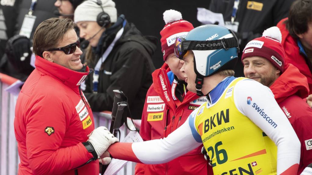 Swiss-Ski-Präsident Urs Lehmann gratuliert in Wengen dem Zürcher Fahrer Niels Hintermann.