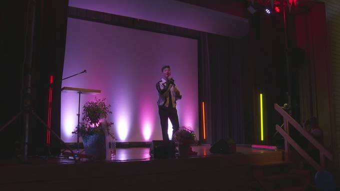 Heldenhafter Empfang: Remo Forrer ist nach dem ESC zurück in Hemberg