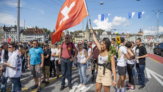 Nach unbewilligter Corona-Demo in Luzern: Polizei erstattet Anzeige