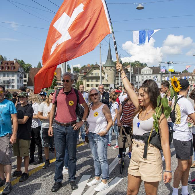 Nach unbewilligter Corona-Demo in Luzern: Polizei erstattet Anzeige