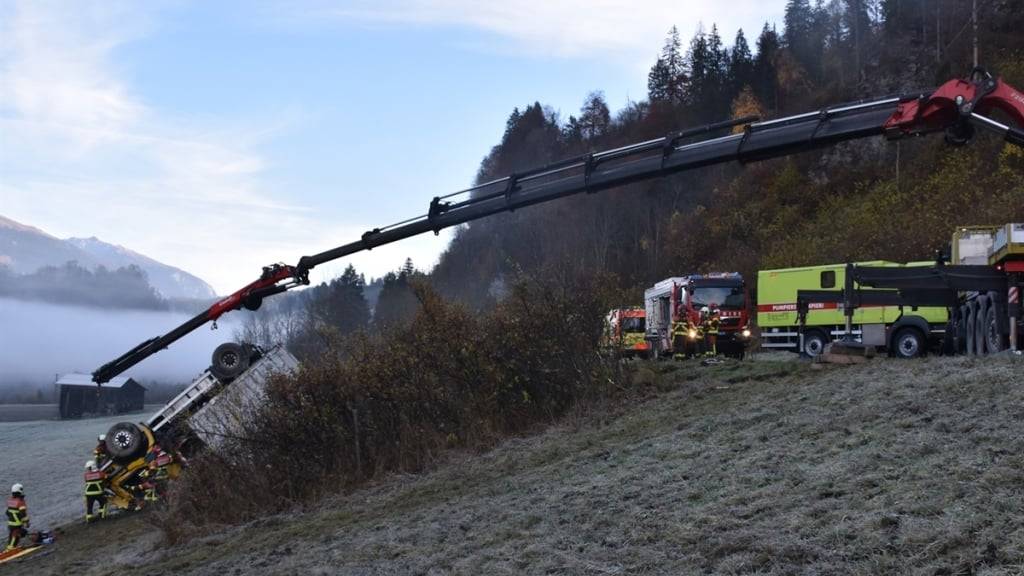 Der Lastwagen musste mit zwei Kranlastwagen geborgen und anschliessend abtransportiert werden.