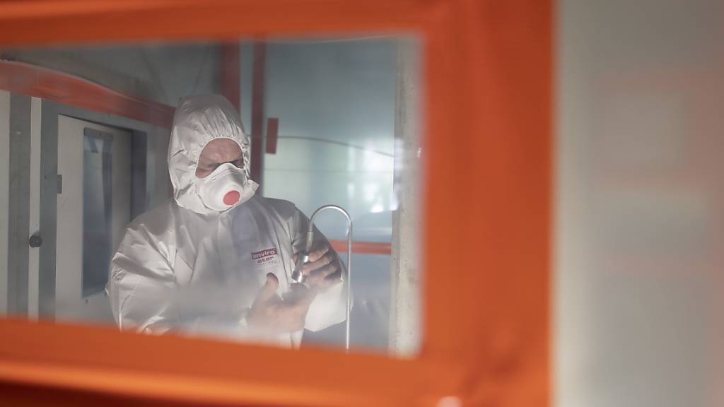 Für die Asbestsanierung schützen sich Expertinnen und Experten mit diversen Mitteln.