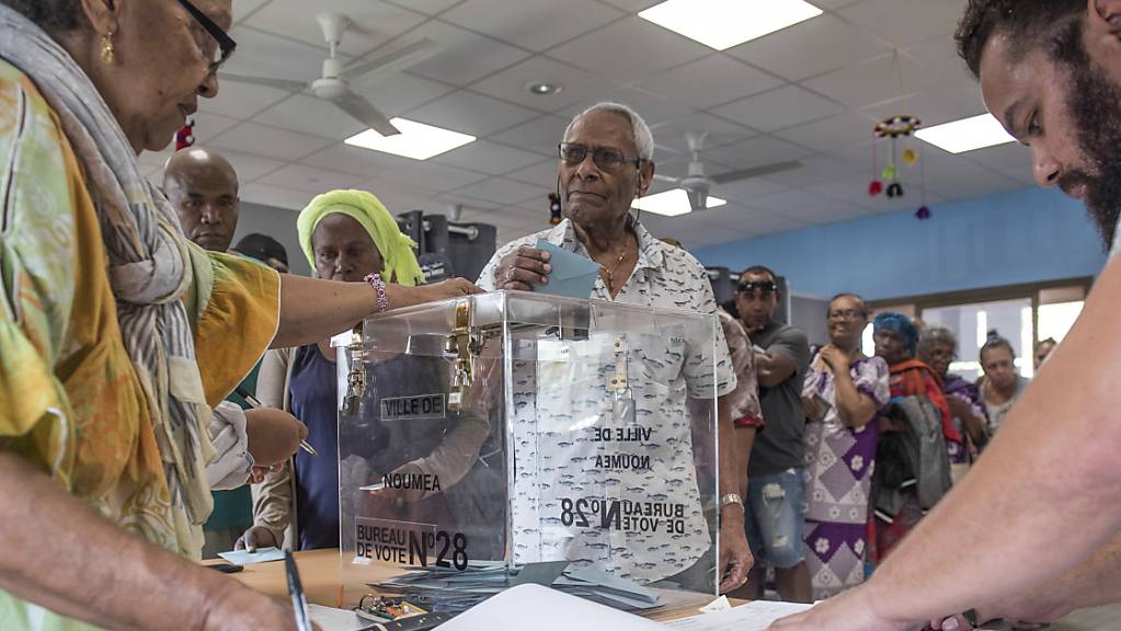 Ein Mann gibt während eines Referendums seine Stimme ab. Das französische Überseegebiet Neukaledonien stimmt am Sonntag zum zweiten Mal nach 2018 über seine Unabhängigkeit ab.
