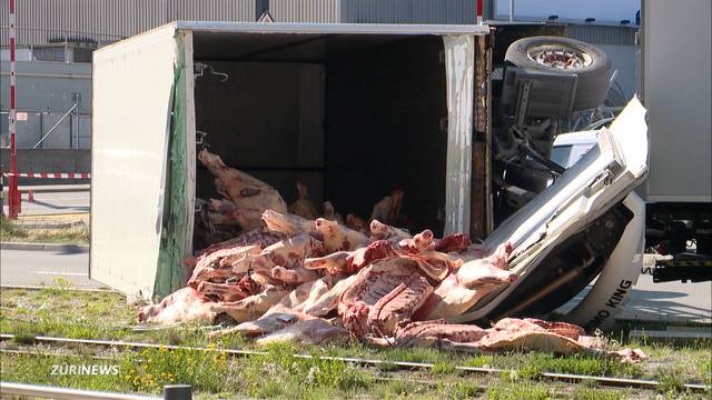 LKW-Unfall in Zürich: Rinderhälften blockieren Tramverkehr