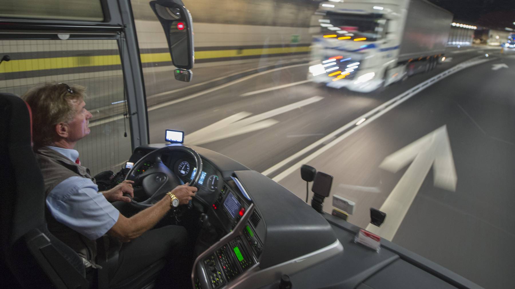 Ein Car-Chauffeur faehrt im Gotthardtunnel, anlaesslich einer Medienfuehrung durch den Gotthard-Tunnel bei Goeschenen, am Freitag 4. September 2015. Der Gotthard-Strassentunnel wurde vor 35 Jahren eroeffnet.