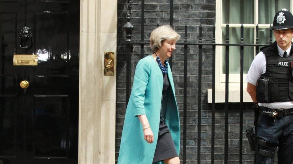 Wohnt vielleicht bald da drin? Britische Innenministerin Theresa May will nach Cameron in die Downing Street einziehen.