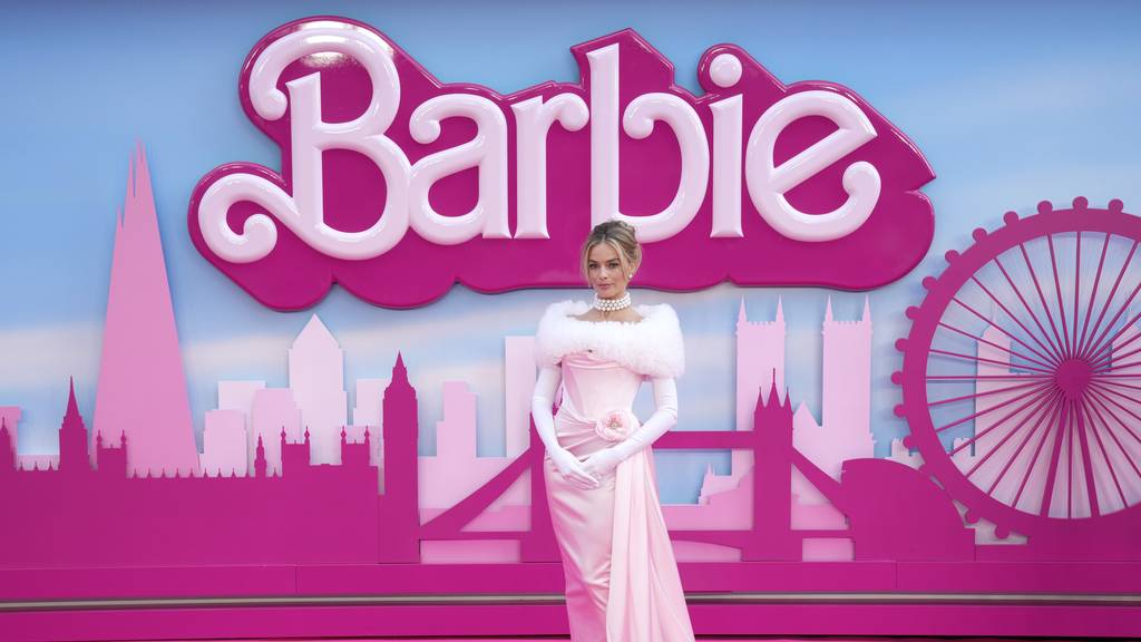 Barbie-Darstellerin Margot Robbie kommt in rosa zur Premiere von Barbie.
