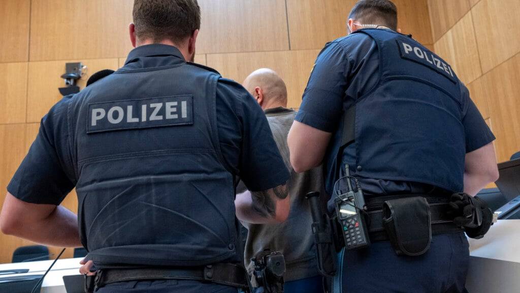 Ein Angeklagter wird in den Gerichtssaal geführt. Foto: Peter Kneffel/dpa