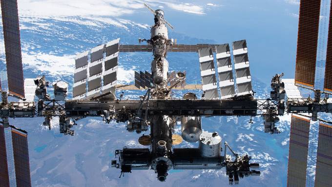 Inmitten Ukraine-Kriegs: Drei Kosmonauten an der ISS angekommen